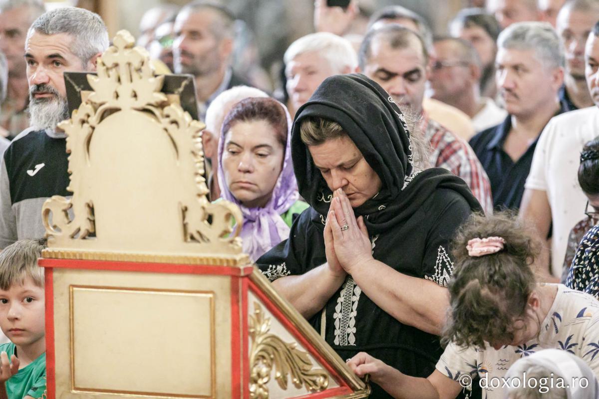 Credincioși participanți la Sfânta Liturghie / foto: Oana Nechifor