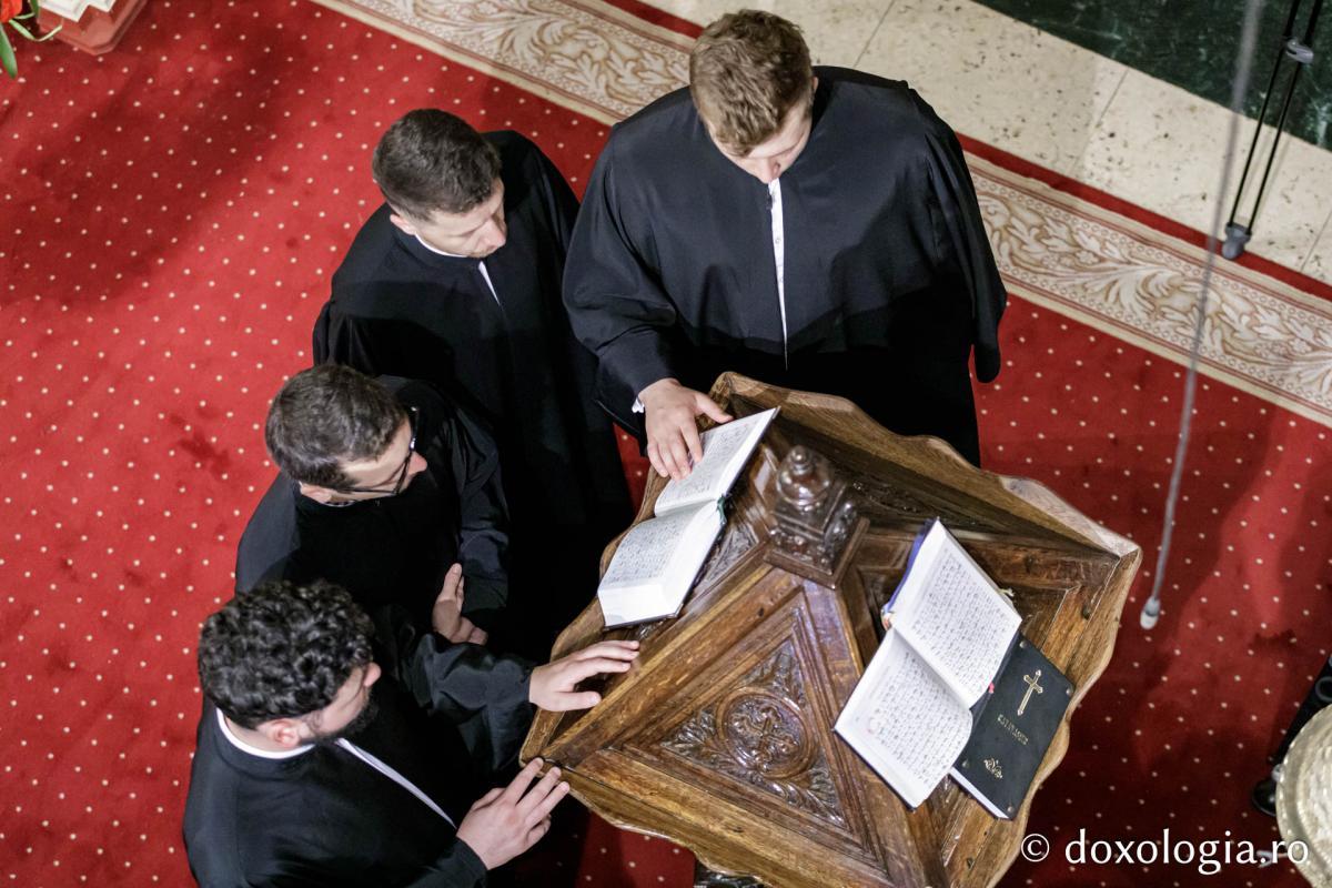 Corul „Byzantion” dirijat de Adrian Sîrbu împreună cu Dimitrios Galanis și prof. dr. Georgios Konstantinou din Grecia / foto: Oana Nechifor